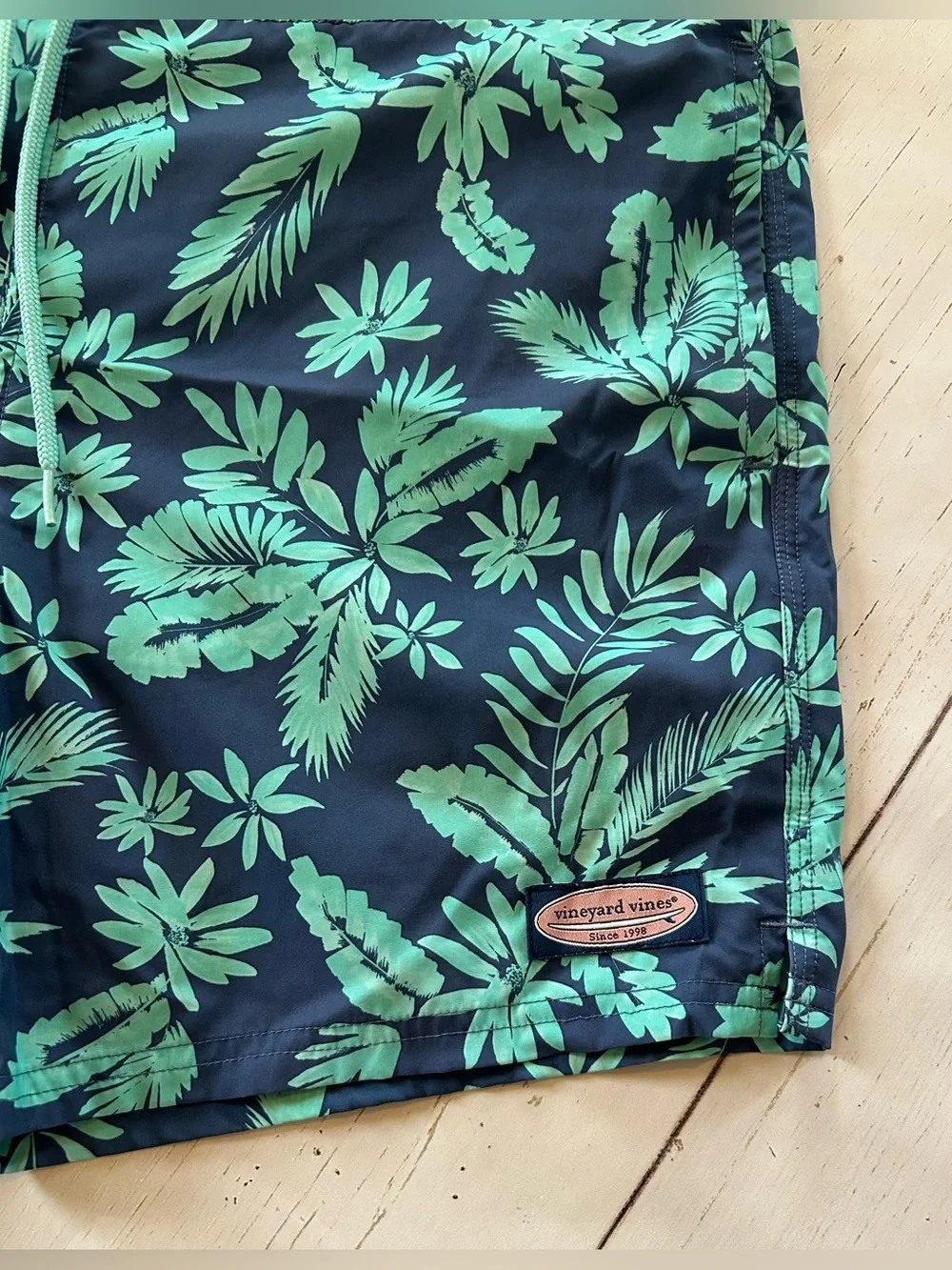 Vineyard Vines Men's Green and Blue Palm Leaf Printed Swim Trunks Size Small